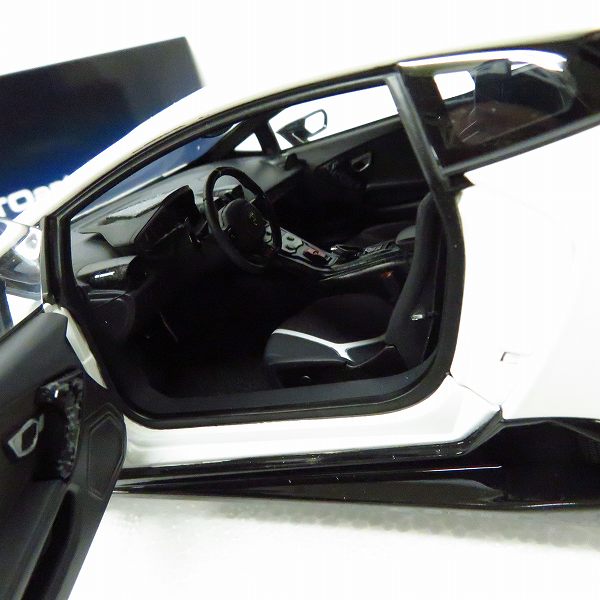 実際に弊社で買取させて頂いたAUTOart/オートアート 1/18 LAMBORGHINI/ランボルギーニ ウラカン ペルフォマンテ ソリッドホワイト 79151の画像 3枚目