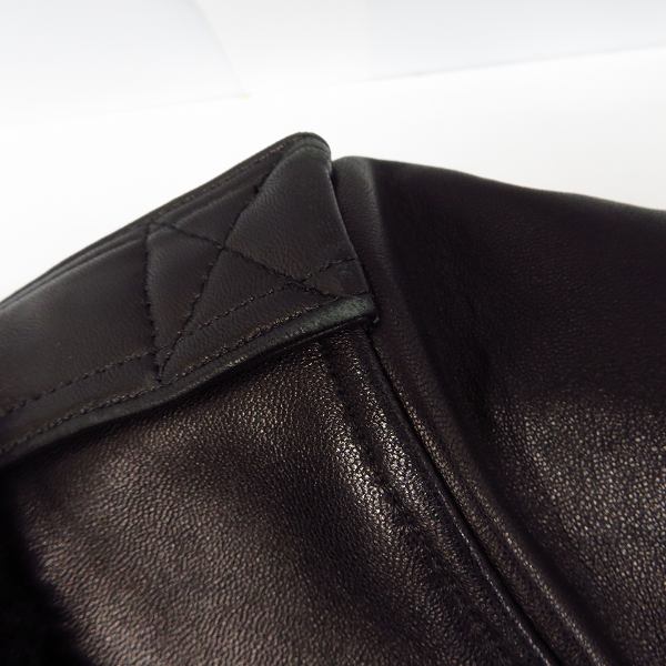 実際に弊社で買取させて頂いたAKM/エーケーエム  羊革/ラムレザー  襟ボア ジップアップ ジャケット A003 LB01/ブラック Mの画像 5枚目