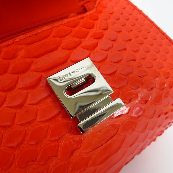 実際に弊社で買取させて頂いたGIVENCHY/ジバンシー パイソンレザー ショルダーバッグ/ポーチの画像 4枚目