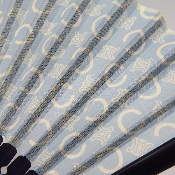 実際に弊社で買取させて頂いたCELINE/セリーヌ マカダム柄 チャーム付き 扇子 ブルーの画像 4枚目