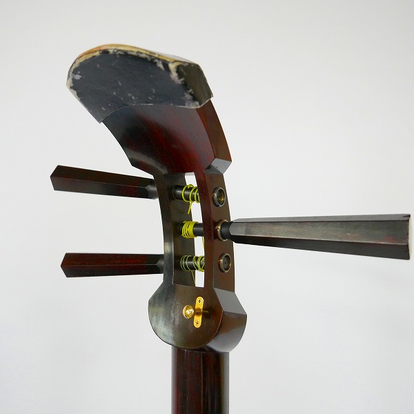 実際に弊社で買取させて頂いた★三味線 紅木 中棹 継手二本溝 金ほぞ 子持ち綾杉彫り 東さわり ケース付き 和楽器の画像 2枚目