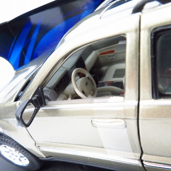 実際に弊社で買取させて頂いたMaisto/マイスト 1/18 2005 Jeep Grand Cherokee/ジープ グランド チェロキーの画像 5枚目