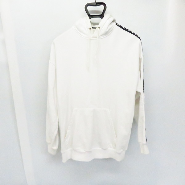 実際に弊社で買取させて頂いた【JPタグ】GIVENCHY/ジバンシィ 袖ロゴプリント プルオーバーパーカー BMJ02K30AF/XS