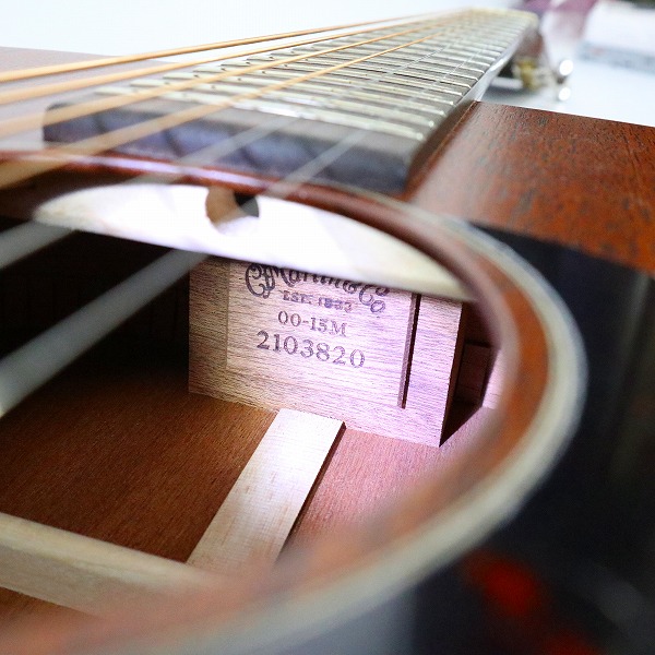 実際に弊社で買取させて頂いた★美品 Martin/マーティン 00-15M オールマホガニーボディ アコースティックギター ハードケース付きの画像 5枚目