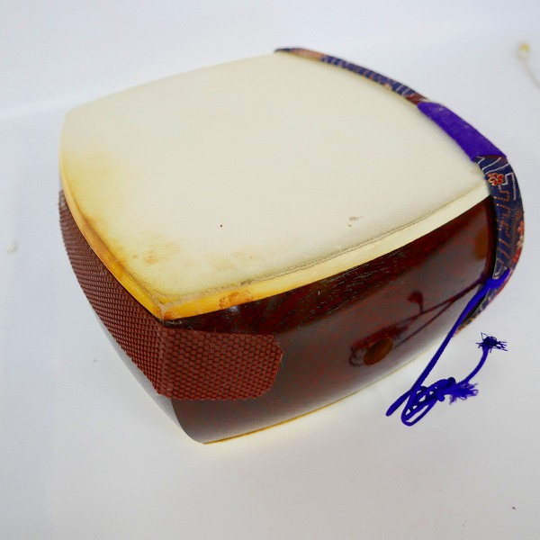 実際に弊社で買取させて頂いた★三味線 紅木 中棹 継手二本溝 金ほぞ 子持ち綾杉彫り 東さわり ケース付き 和楽器の画像 7枚目