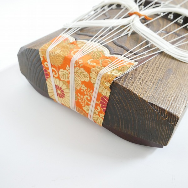 実際に弊社で買取させて頂いた★琴/箏 13弦  玉縁包み柏葉 くり甲 綾杉彫り 和楽器の画像 2枚目