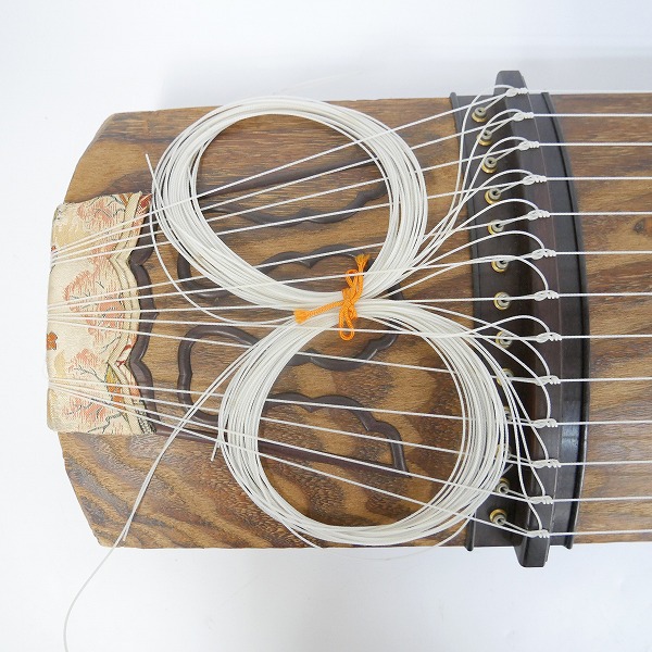 実際に弊社で買取させて頂いた★琴/箏 13弦  玉縁包み柏葉 龍舌蒔絵 くり甲 綾杉彫り 和楽器の画像 1枚目