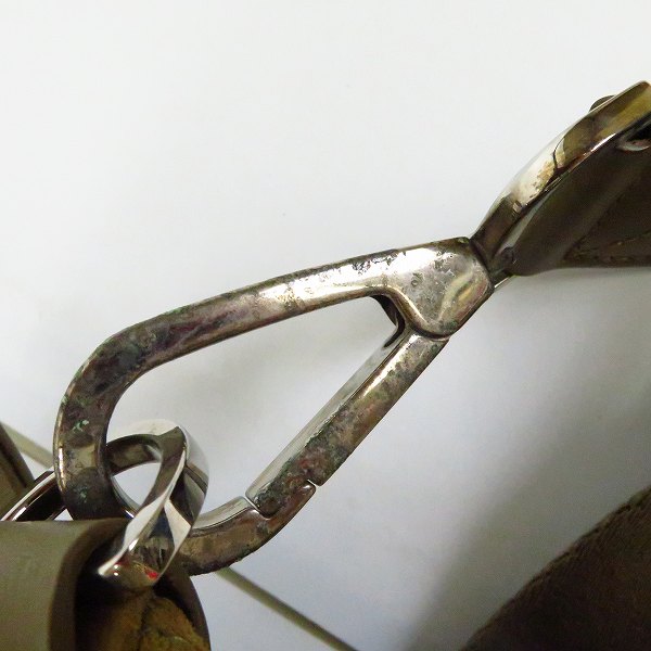 実際に弊社で買取させて頂いたJIMMY CHOO/ジミーチュウ 裏地迷彩柄 スエードレザー ロゴプレート 2wayボストンバッグの画像 9枚目