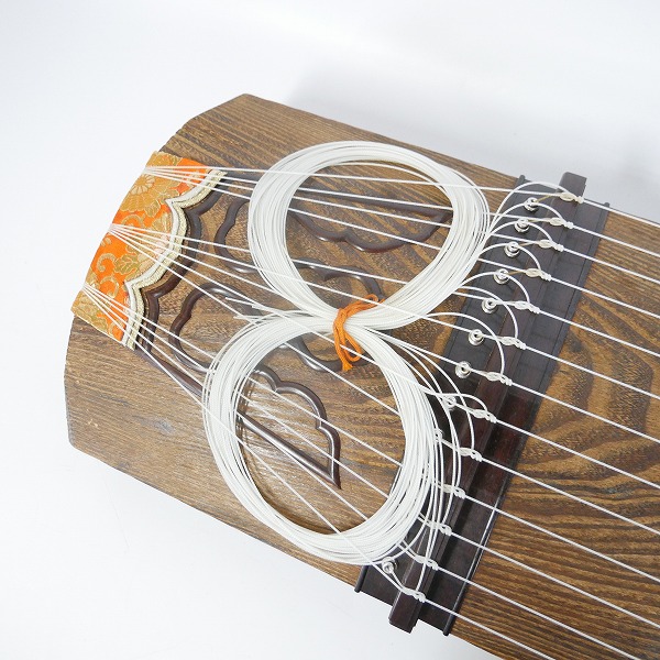 実際に弊社で買取させて頂いた★琴/箏 13弦  玉縁包み柏葉 くり甲 綾杉彫り 和楽器の画像 1枚目