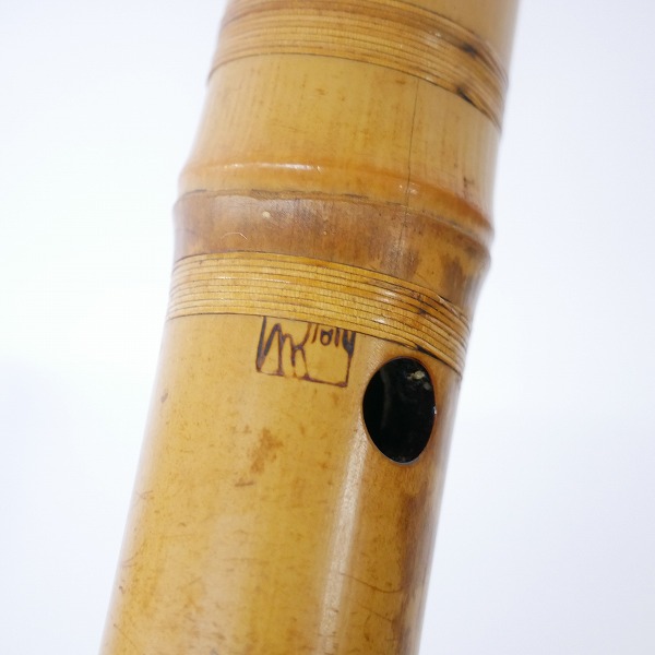 実際に弊社で買取させて頂いた【ジャンク】琴古流 尺八 容山銘 二つ印 金縁歌口 中継ぎ銀三線籐巻き 和楽器 約52cmの画像 2枚目