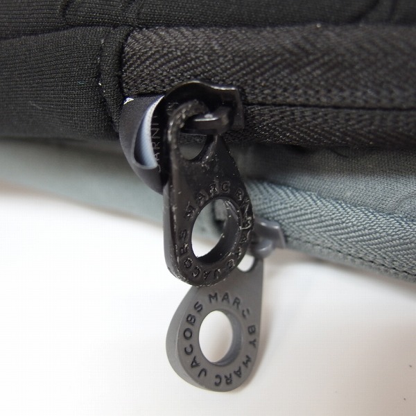 実際に弊社で買取させて頂いた【未使用】MARC BY MARC JACOBS/マークバイマークジェイコブス タブレットケース/クラッチバッグ 黒/灰 2点セットの画像 4枚目