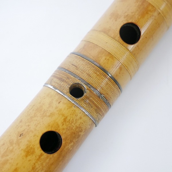 実際に弊社で買取させて頂いた【ジャンク】琴古流 尺八 容山銘 二つ印 金縁歌口 中継ぎ銀三線籐巻き 和楽器 約61cmの画像 4枚目