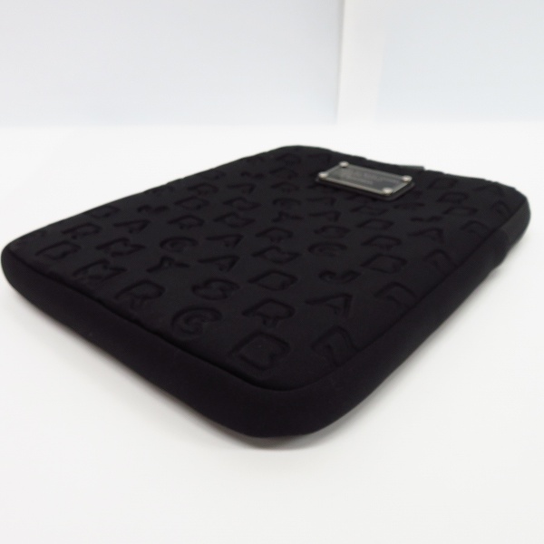 実際に弊社で買取させて頂いた【未使用】MARC BY MARC JACOBS/マークバイマークジェイコブス PC タブレットケース ブラック M6PE024の画像 2枚目