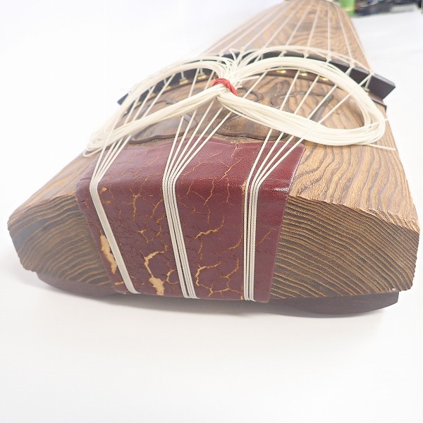 実際に弊社で買取させて頂いた★琴/箏 13弦  玉縁包み柏葉 蒔絵 くり甲 綾杉彫り 和楽器の画像 2枚目