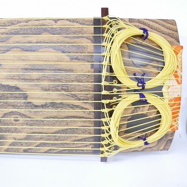 実際に弊社で買取させて頂いた★琴/箏 17弦琴 すだれ彫り 並甲 和楽器 猫足/台/ケース付きの画像 1枚目