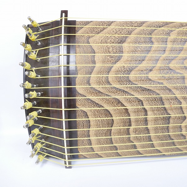 実際に弊社で買取させて頂いた★琴/箏 17弦琴 すだれ彫り 並甲 和楽器 猫足/台/ケース付きの画像 2枚目
