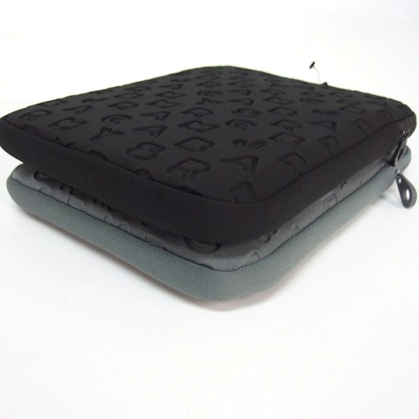 実際に弊社で買取させて頂いた【未使用】MARC BY MARC JACOBS/マークバイマークジェイコブス タブレットケース/クラッチバッグ 黒/灰 2点セットの画像 8枚目
