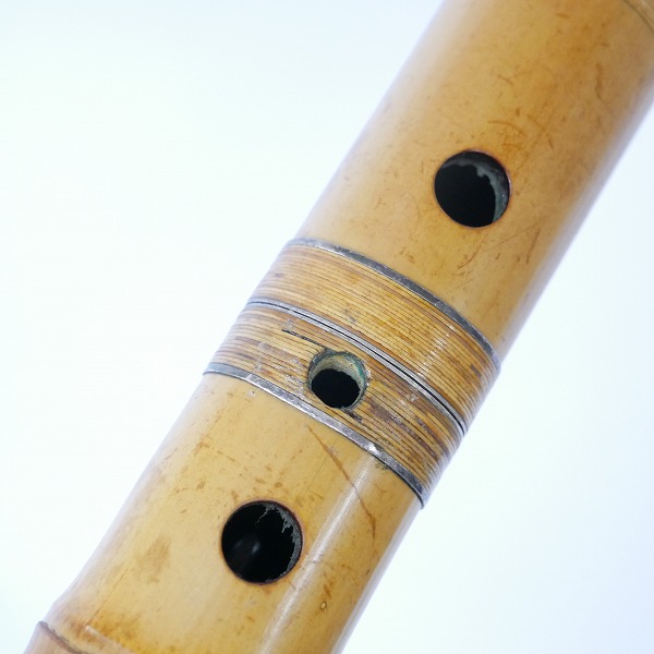 実際に弊社で買取させて頂いた【ジャンク】琴古流 尺八 容山銘 二つ印 金縁歌口 中継ぎ銀三線籐巻き 和楽器 約52cmの画像 4枚目