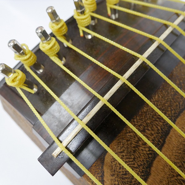 実際に弊社で買取させて頂いた★琴/箏 17弦琴 すだれ彫り 並甲 和楽器 猫足/台/ケース付きの画像 6枚目