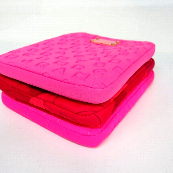 実際に弊社で買取させて頂いた【未使用】MARC BY MARC JACOBS/マークバイマークジェイコブス タブレットケース/クラッチバッグ 3点セットの画像 2枚目