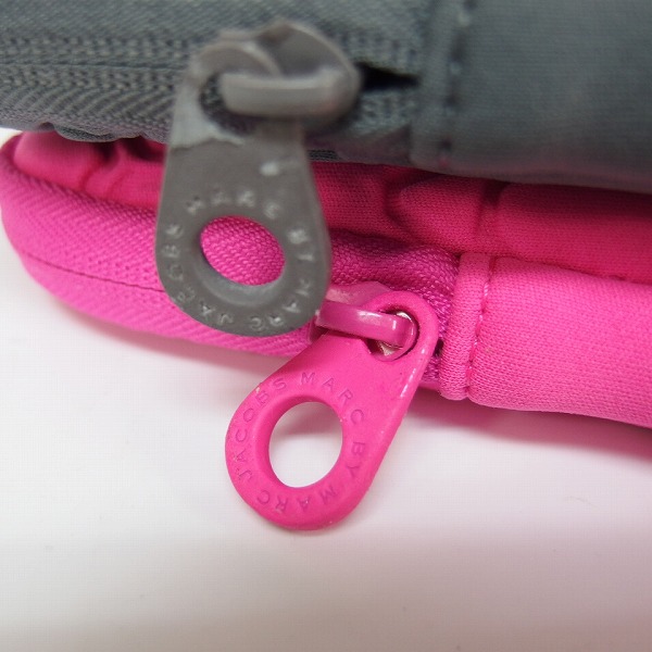 実際に弊社で買取させて頂いた【未使用】MARC BY MARC JACOBS/マークバイマークジェイコブス タブレットケース/クラッチバッグ グレー/ピンク 2点セットの画像 5枚目