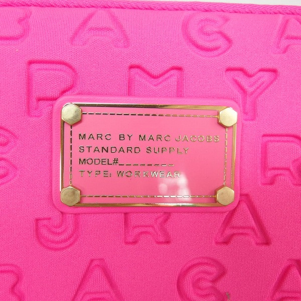 実際に弊社で買取させて頂いた【未使用】MARC BY MARC JACOBS/マークバイマークジェイコブス タブレットケース/クラッチバッグ グレー/ピンク 2点セットの画像 3枚目