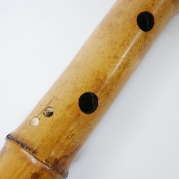 実際に弊社で買取させて頂いた【ジャンク】琴古流 尺八 容山銘 二つ印 金縁歌口 中継ぎ銀三線籐巻き 和楽器 約61cmの画像 5枚目