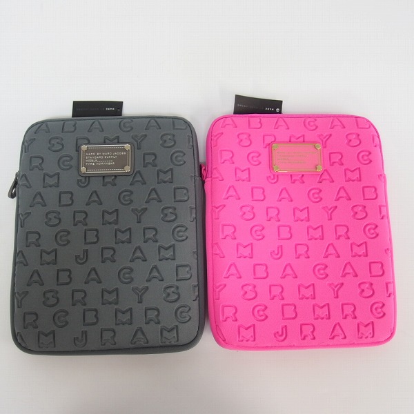 実際に弊社で買取させて頂いた【未使用】MARC BY MARC JACOBS/マークバイマークジェイコブス タブレットケース/クラッチバッグ グレー/ピンク 2点セット