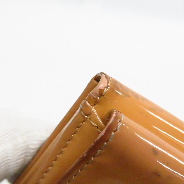 実際に弊社で買取させて頂いたJIMMY CHOO/ジミーチュウ スタースタッズ エナメルレザー 三つ折りコンパクト財布の画像 7枚目