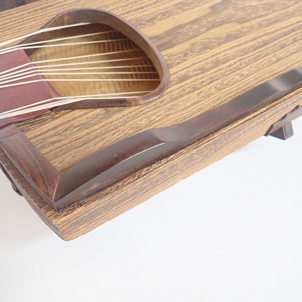 実際に弊社で買取させて頂いた★琴/箏 13弦  玉縁包み柏葉 蒔絵 くり甲 綾杉彫り 和楽器の画像 4枚目