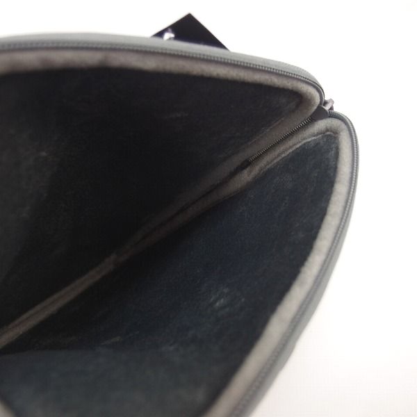実際に弊社で買取させて頂いた【未使用】MARC BY MARC JACOBS/マークバイマークジェイコブス タブレットケース/クラッチバッグ 黒/灰 2点セットの画像 7枚目