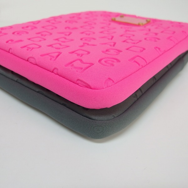 実際に弊社で買取させて頂いた【未使用】MARC BY MARC JACOBS/マークバイマークジェイコブス タブレットケース/クラッチバッグ グレー/ピンク 2点セットの画像 2枚目