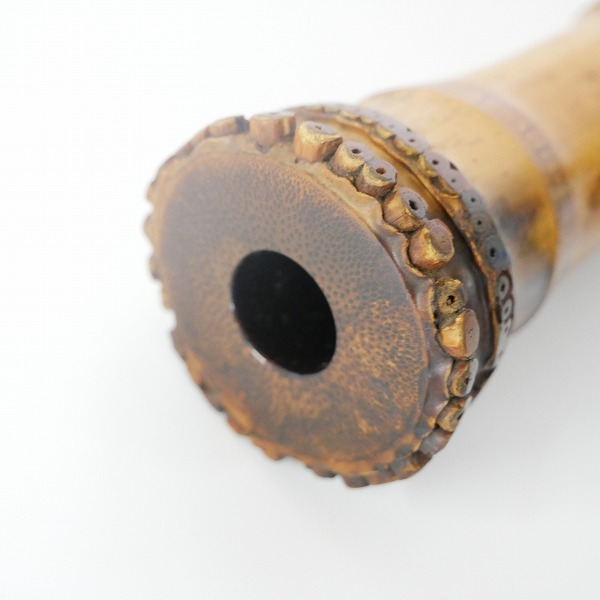 実際に弊社で買取させて頂いた【ジャンク】琴古流 尺八 容山銘 二つ印 金縁歌口 中継ぎ銀三線籐巻き 和楽器 約61cmの画像 6枚目