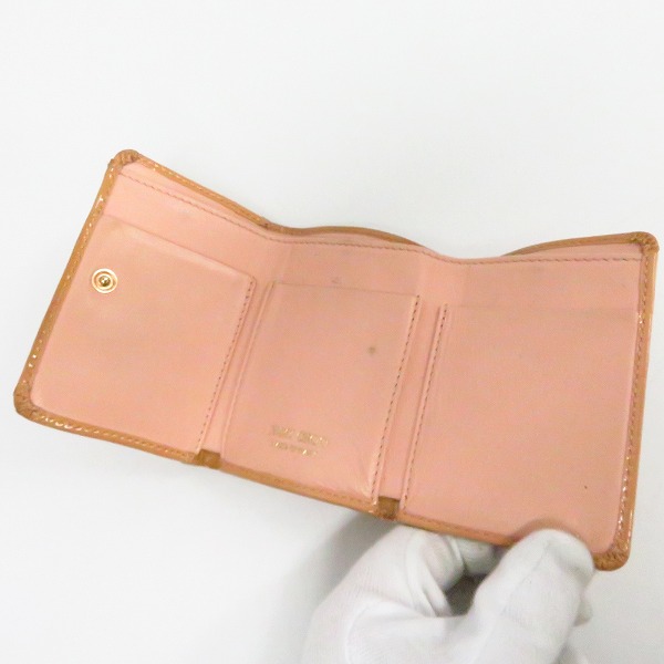 実際に弊社で買取させて頂いたJIMMY CHOO/ジミーチュウ スタースタッズ エナメルレザー 三つ折りコンパクト財布の画像 3枚目