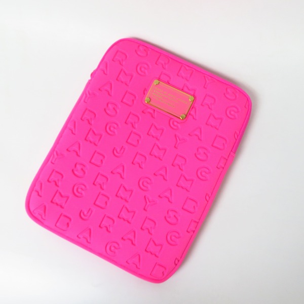 実際に弊社で買取させて頂いた【未使用】MARC BY MARC JACOBS/マークバイマークジェイコブス タブレットケース/クラッチバッグ ピンク系 3点セットの画像 1枚目
