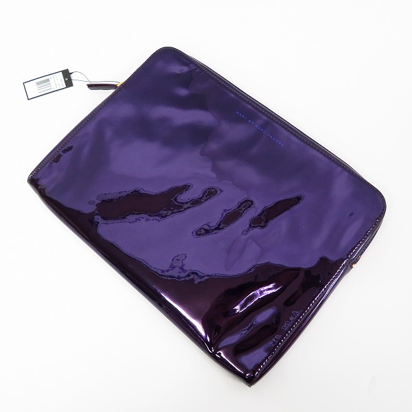 実際に弊社で買取させて頂いた【未使用】MARC BY MARC JACOBS/マークバイマークジェイコブス PC タブレットケース/クラッチバッグ エナメル　M0001226B