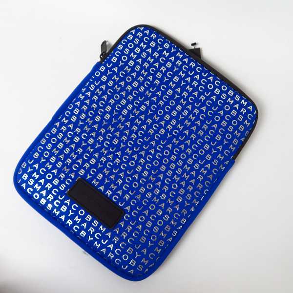 実際に弊社で買取させて頂いた【未使用】MARC BY MARC JACOBS/マークバイマークジェイコブス ロゴ総柄 タブレットケース/クラッチバッグ 2点セットの画像 1枚目