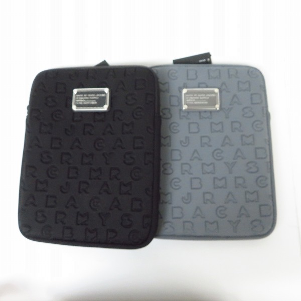 実際に弊社で買取させて頂いた【未使用】MARC BY MARC JACOBS/マークバイマークジェイコブス タブレットケース/クラッチバッグ 黒/灰 2点セット