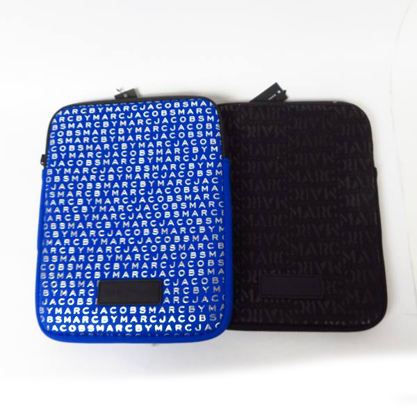 実際に弊社で買取させて頂いた【未使用】MARC BY MARC JACOBS/マークバイマークジェイコブス ロゴ総柄 タブレットケース/クラッチバッグ 2点セット