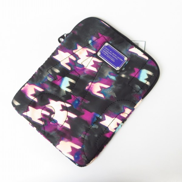 実際に弊社で買取させて頂いた【未使用】MARC BY MARC JACOBS/マークバイマークジェイコブス タブレットケース/クラッチバッグ ピンク/ブラック系 2点セットの画像 2枚目