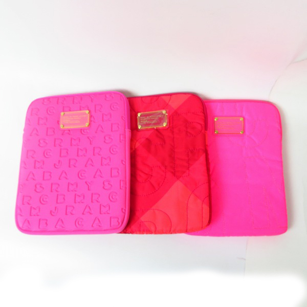実際に弊社で買取させて頂いた【未使用】MARC BY MARC JACOBS/マークバイマークジェイコブス タブレットケース/クラッチバッグ ピンク系 3点セット