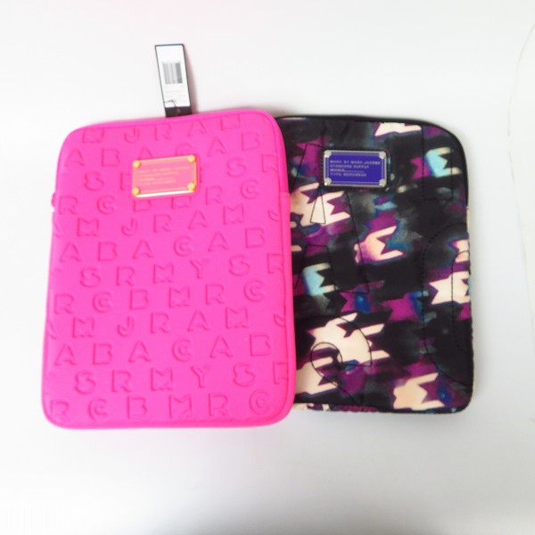 実際に弊社で買取させて頂いた【未使用】MARC BY MARC JACOBS/マークバイマークジェイコブス タブレットケース/クラッチバッグ ピンク/ブラック系 2点セット