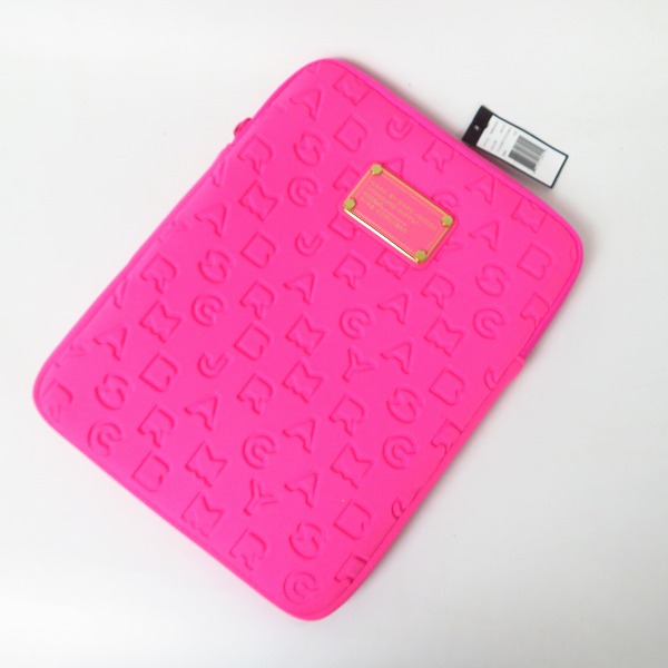 実際に弊社で買取させて頂いた【未使用】MARC BY MARC JACOBS/マークバイマークジェイコブス タブレットケース/クラッチバッグ ピンク/ブラック系 2点セットの画像 1枚目