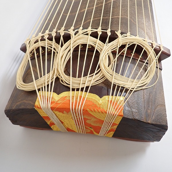 実際に弊社で買取させて頂いた★琴/箏 17弦琴 すだれ彫り 並甲 和楽器 カバー付き の画像 1枚目