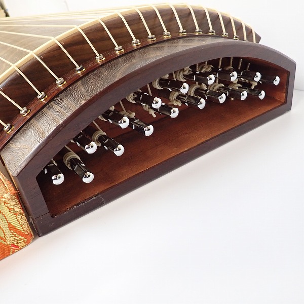 実際に弊社で買取させて頂いた★琴/箏 17弦琴 すだれ彫り 並甲 和楽器 カバー付き の画像 3枚目