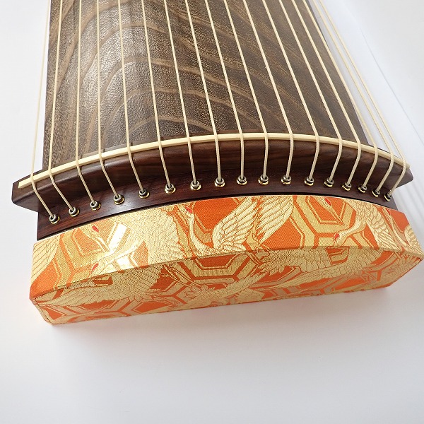 実際に弊社で買取させて頂いた★琴/箏 17弦琴 すだれ彫り 並甲 和楽器 カバー付き の画像 2枚目