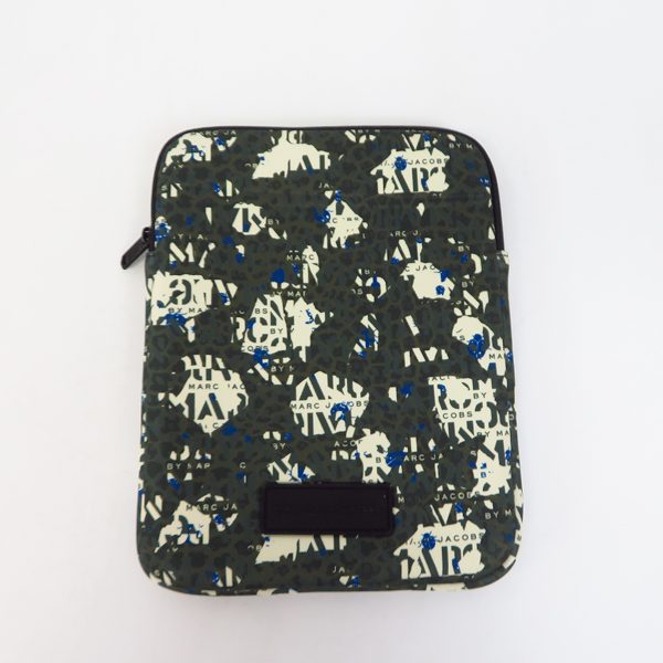 実際に弊社で買取させて頂いたMARC BY MARC JACOBS/マークバイマークジェイコブス PC タブレットケース/クラッチバッグ M0001054A