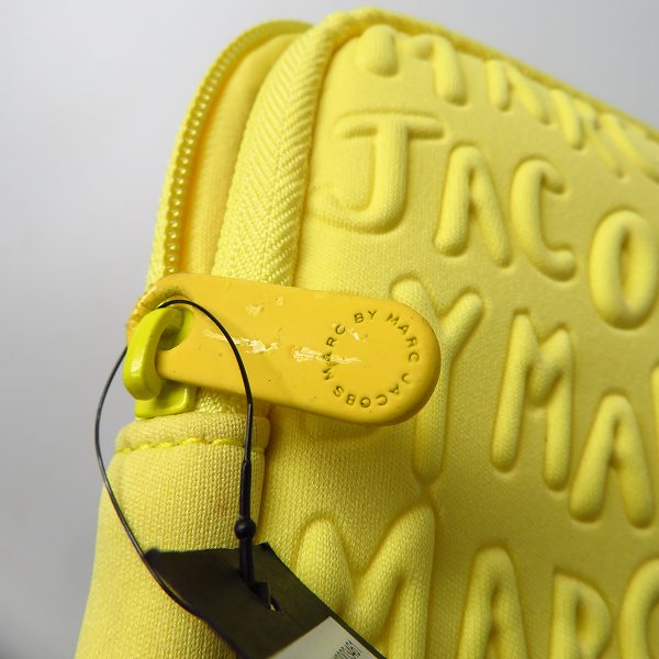 実際に弊社で買取させて頂いた【未使用】MARC BY MARC JACOBS/マークバイマークジェイコブス PC タブレットケース M0003461/M6PE022 2点セットの画像 7枚目