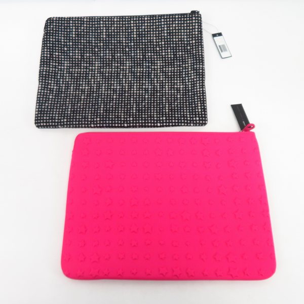 実際に弊社で買取させて頂いた【未使用】MARC BY MARC JACOBS/マークバイマークジェイコブス PCタブレットケース M6134045/M6134042 2点セットの画像 1枚目