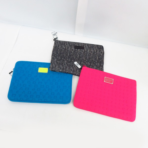 実際に弊社で買取させて頂いた【未使用】MARC BY MARC JACOBS/マークバイマークジェイコブス PCタブレットケース/クラッチバッグ  3点セット